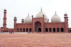Badshahi Mosque July 1 2005 pic32 by Ali Imran (1)