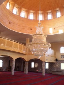 Interiör, moskén i Fittja, Botkyrka. Fotograf är artikelförfattaren I.D.