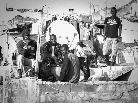 Migranterna som kommer till Marocko vill arbeta och skapa sig en ljusare framtid, men byråkratiska hinder och en växande rasism i det marockanska samhället håller dem kvar i ett allt djupare utanförskap.