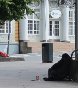 Female_beggar_in_Moss,_Norway