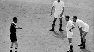 Förspelet till Sven Hjertssons utvisning på Råsunda. Domaren Hellström underhandlar med malmöförsvarets Åke Hansson och Arthur Jönsson Bergqvist.