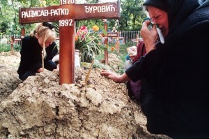 evstafiev-bosnia-sarajevo-woman-cries-at-grave