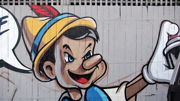 F d anställd på Migrationsverket sprider myter om uppehållstillstånd, bidrag och pensioner