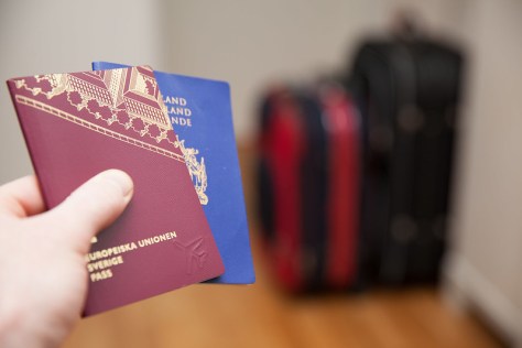 Hand som håller i två pass