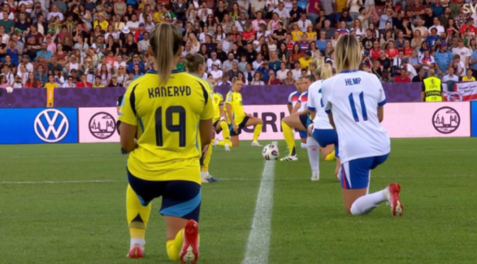 Taking the knee: Landslaget hånas på sociala medier